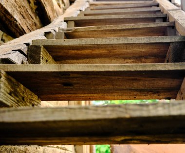 Bursa 'daki ahşap evde yeşil asma arkaplanlı, antika ve eski tarz merdivenlerden yapılma..