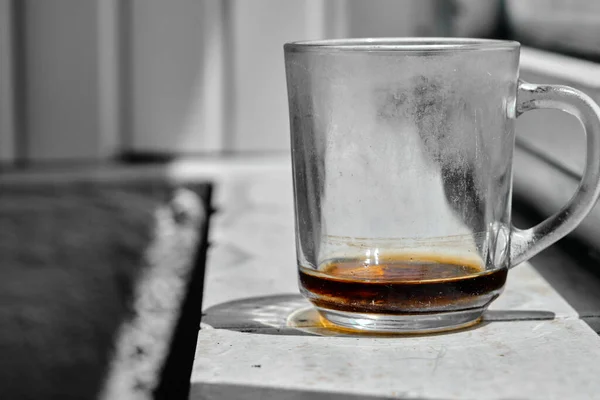 Eine Tasse Aus Glasmaterial Und Remanings Des Tees Und Steht — Stockfoto
