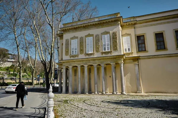 Turquia Istanbul 2021 Colunas Romanas Antigas Arquitetura Magnífica Palácio Dolmabahce — Fotografia de Stock