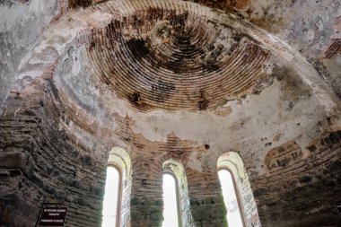 Bursa iznik 'teki antik hagi sou camiinin kubbesi dar ve eski tarz pencereler ve kırmızı tuğlalar anchient kilise ve camide kubbe.