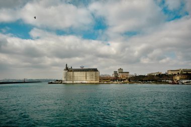 Kadıköy kıyısı istanbul 'daki Haydarpaşa ana tren istasyonunun eski barok tarzı binası dev bulutlar ve boğaz turkuaz renkleriyle. Yeniden yapılanma çalışmaları. Türkiye istanbul 03.03.2021.