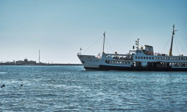 01.03.2021 İstanbul Türkiye. Güneşli bir günde İstanbul 'un Kadiköy kıyısında iç yaya feribotu geçiyor..