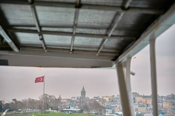 Foto Tirada Ferry Transporte Público Istanbul Farol Bosporus Com Silhueta — Fotografia de Stock