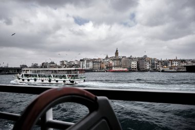 04.03.2021 İstanbul hindisi. İstanbul 'daki Galata Kulesi' nin altın boynuzu (galic) bulutlu hava ve bulutlardaki martılar sırasında İstanbul 'da iç taşımacılık için feribottan fotoğraf çekerek.