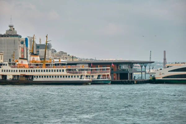 2021 Istanbul Turecko Karakojské Pobřeží Istanbulu Mnoho Pěších Trajektů Kotvících — Stock fotografie