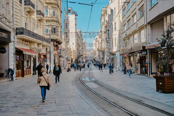 Türkiye istanbul 04.03.2021. İstanbul 'un en tanınmış caddelerinden biri: Sabahın erken saatlerinde istiklal Caddesi, yaygın koruma ve sağlık maskeli insanlar nedeniyle her zamanki gibi kalabalık değil.