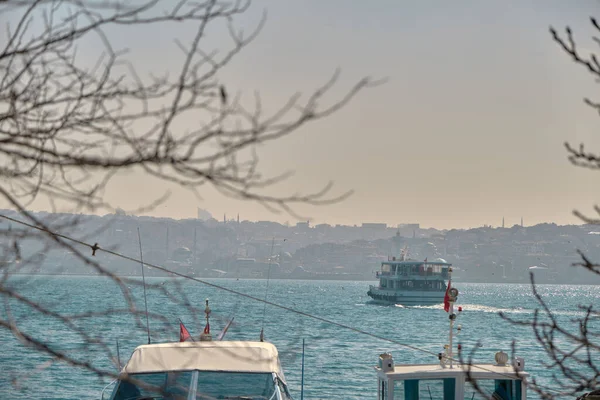 Turquia Istanbul 2021 Grupos Iates Barcos Perto Mesquita Dolmabahce Bosporus — Fotografia de Stock