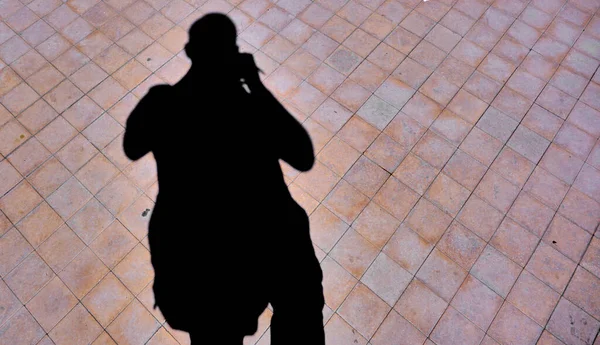 Σκιά Ανθρώπου Στο Χαλίκι Καλυμμένο Δρόμο Κατά Διάρκεια Της Ηλιόλουστης — Φωτογραφία Αρχείου