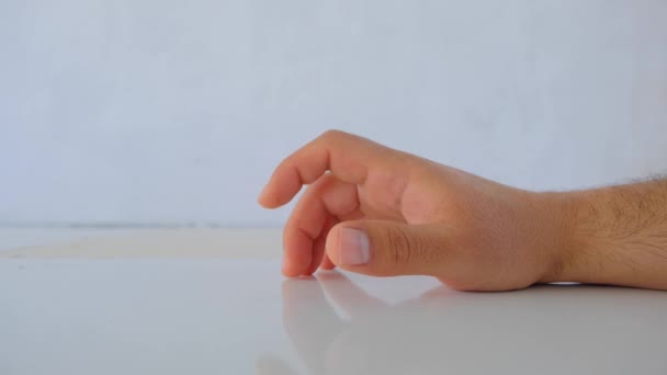 Мужская Рука Знак Ожидания Положить Пальцы Белую Блестящую Поверхность Стола — стоковое видео