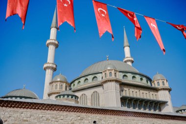 Türkiye istanbul 04.03.2021. Taksim Meydanı, Taksim Camii ve Türkçe bayraklarıyla sabah saatlerinde en çok tanınan taksim meydanı,