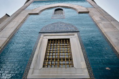 29.03.2021. Bursa hindisi. Yeşil mezar (Yesil Türbe) ve iznik çömlek (cini) veya mezar duvarı ile kaplı fayanslar. Mezarın pencereleri Osmanlı İmparatorluğu 'nun erken dönemlerinde kuruldu.