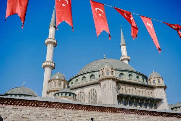 土耳其 2021 早上最有名的塔克西姆广场 有塔克西姆的细节 最近建造的塔克西姆清真寺和许多土耳其国旗 — 图库照片