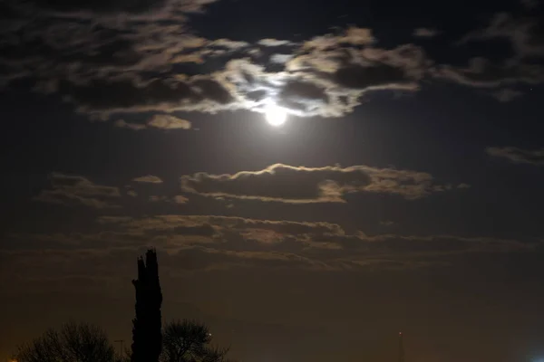 Foto Nocturna Luna Llena Cielo Nubes Frente Luna Sobre Luz —  Fotos de Stock