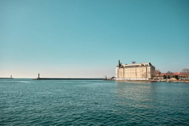 Kadıköy kıyısı istanbul 'daki Haydarpaşa ana tren istasyonunun eski barok tarzı binası dev bulutlar ve boğaz turkuaz renkleriyle. Yeniden yapılanma çalışmaları. Türkiye istanbul 03.03.2021.