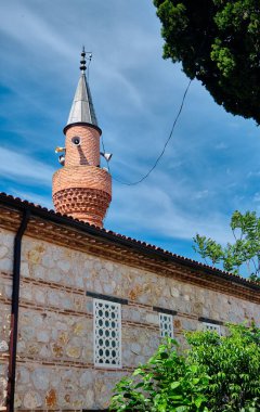 Küçük bir mescit ya da cami ve minaresi Golyazi 'de (uluabat) mavi ve görkemli gökyüzüne uzanır tuğla duvarlı bursa ve Azan için hoparlör ya da namaz için çağrı