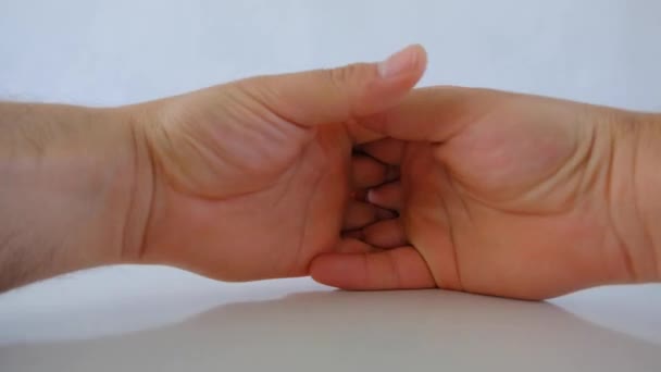 Чоловік Рука Знак Очікування Накладання Пальців Біле Блиск Полірування Поверхні — стокове відео