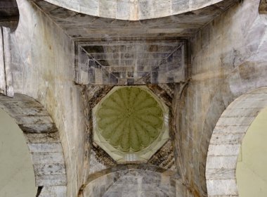 Cami 'nin tepesinde, İznik' teki Yesil Cami Camii 'nin içinden. Kubbe ve kubbenin simetrik görüntüsü. Yeşil detaylar, Osmanlı İmparatorluğu döneminden kalma mermer taşlardan yapılmış. Bursa..