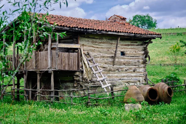 Starý Opuštěné Brownfield Vesnice Domů Zelenou Trávou Založena Kamenné Půdě Stock Snímky