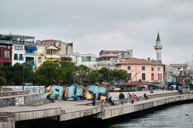 Türkiye istanbul 03.03.2021. Karaköy kıyısı ve küçük vintage tarzı mescit ve limandaki küçük alışveriş merkezleri olan cami..