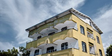 Golyazi (Apolyont). Hindi. Eski tarz, renkli bir ev ve muhteşem bir arka plan..