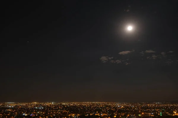 Повний Місяць Небі Міському Сяйві Сфотографовано Пагорба Висоти — стокове фото