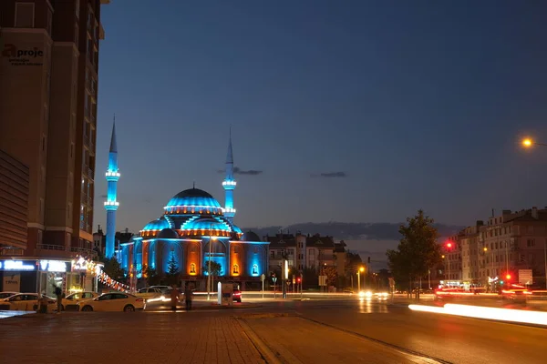 2021年7月24日Konya 土耳其 清真寺上的蓝光和科尼亚市中心和市中心的汽车夜间长时间曝光的照片 — 图库照片