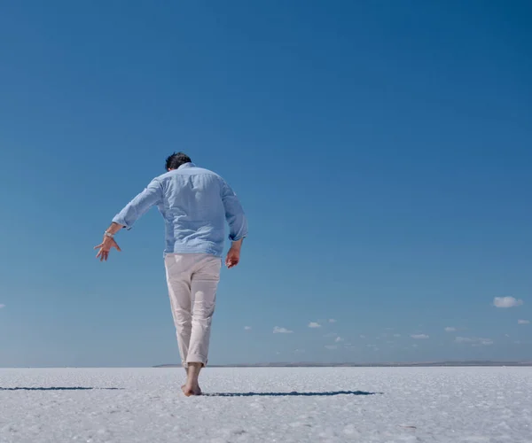 Salina Salt Lake Avec Homme Dansant Sur Sel Blanc Ciel — Photo