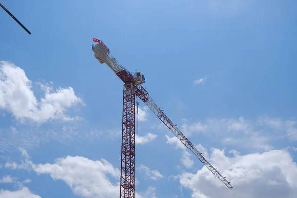 Grúa Construcción Enorme Por Foto Ángulo Bajo Con Cielo Brillante —  Fotos de Stock