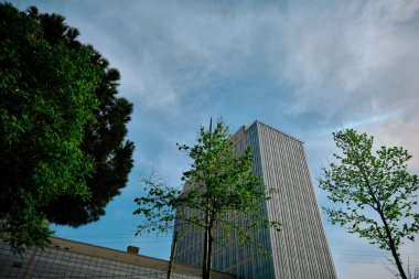 29.4.2021. Bursa. Hindi. Bursa 'da yeni kurulan adliye binası ve adalet sarayı beton köprünün ve mavi gökyüzünün arkasında..