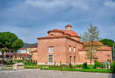 29.4.2021. Nicaea (iznik), Türkiye. İslami sanat müzesi, kırmızı tuğlalardan yapılmış duvar ve sergi bahçesi antik mermer taşlardan yapılmış, Roma harabeleri ve kalıntılarından oluşan çakıl zemini.