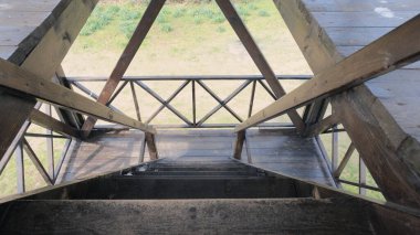 Ahşap merdivenler, Bursa 'da güneş ışığıyla beton zemine kurulmuş. Köy evindeki taş zemin toprakla kaplı..