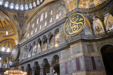 Türkiye istanbul 03.03.2021.Hagia camii içinde Hz. Muhammed, Tanrı ve antik aydınlatma lambalarının birçok oyma ve mezar isimleriyle. Kubbe ve antik pencerelerin mimari ayrıntıları