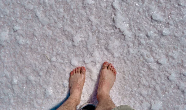 一只赤脚站在白盐湖和盐湖 图兹戈鲁 脚上的皮肤闪闪发光 — 图库照片