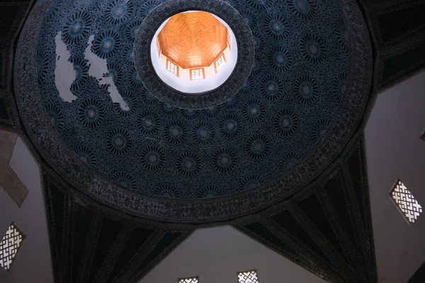Μέσα Στο Karatay Madrasa Στην Konya Υπέροχος Θόλος Και Φως — Φωτογραφία Αρχείου