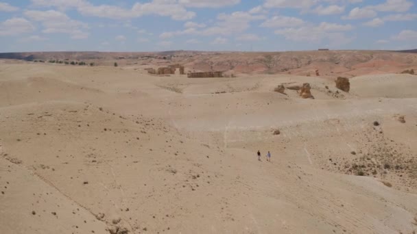 Two Guys Walking Desert Lost Way Hill Desert Sand Wild — Vídeos de Stock