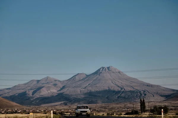 2021 Aksaray Turquie Renault Blanc Sur Route Asphaltée Avec Fond — Photo