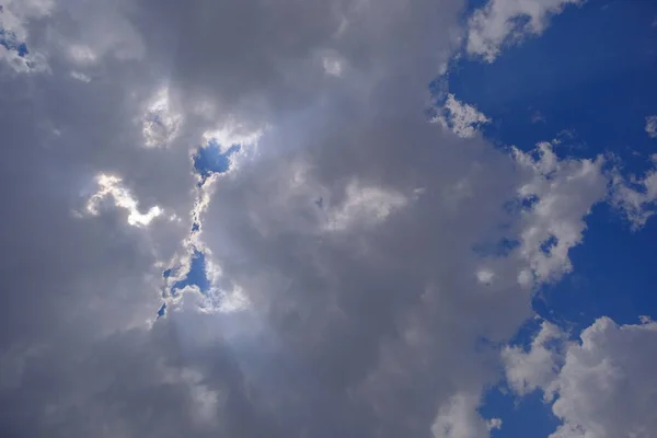 Cloudscape Com Cor Branca Azul Sol Está Por Trás Paisagem — Fotografia de Stock