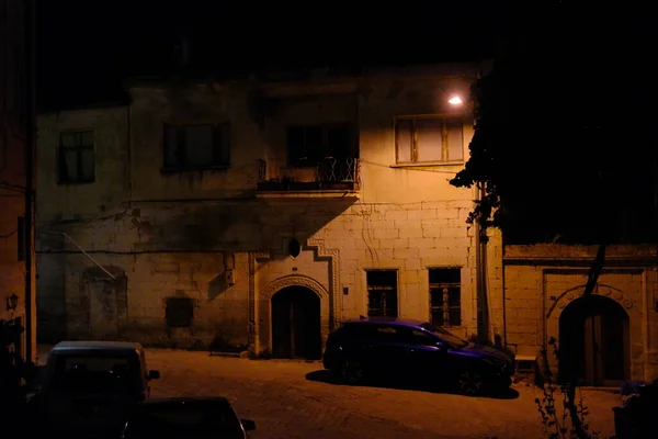 Night Ortahisar Cappadocia Street Light Illuminates Stone Vintage House Parking — Foto de Stock