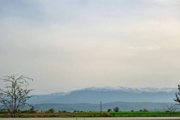 Huge Snow Remains Peak Mountain Blue Sky Background Asphalt Highway — 스톡 사진