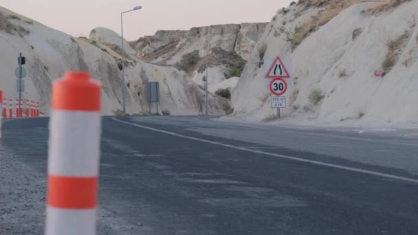 Uma Estrada Asfalto Com Estacionamento Plástico Laranja Sinal Estrada Com — Vídeo de Stock