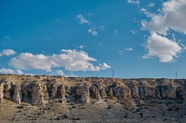 Türkiye 'nin jeolojik alanında mavi gökyüzü ve taş oluşumuyla Orta Doğu