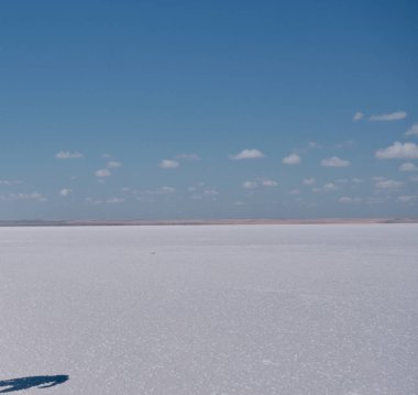 Tuz Gölü (Tuz golu) beyaz ve mavi renkler salina tuzu beyaz gökyüzü insan gölgesi ile mavi anlamına gelir
