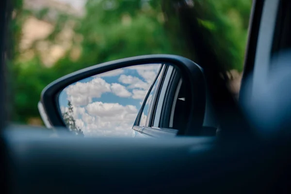 Cloudscape Vista Céu Branco Azul Espelho Traseiro Carro Com Fundo — Fotografia de Stock