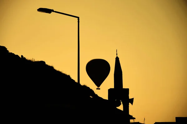 Sylwetka Balonu Gorące Powietrze Tradycyjnym Architektonicznym Minaretem Także Elektryczność Post — Zdjęcie stockowe