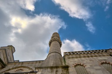 Hindi İstanbul. İstanbul 'daki Mavi Cami (Sultanahmet Camii) ve minaresi bulutlu gökyüzüne uzanır.