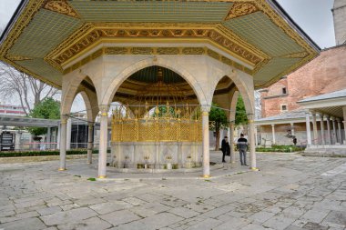 Türkiye istanbul 03.03.2021 hac camii ve bahçesinde. Osmanlı İmparatorluğu 'nun antik kalıntıları. Halk çeşmesi. Altın sarısı renklerde birçok resim ve mezar oyması var..
