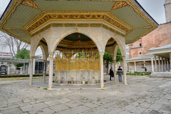 Turquia Istanbul 2021 Dentro Mesquita Hagia Sophia Quintal Jardim Ruínas — Fotografia de Stock