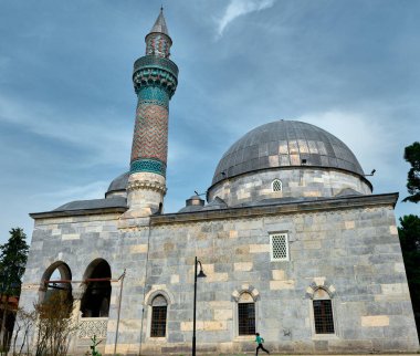 İlkbahar ve güneşli bir günde Nicaea 'daki yeşil cami (yesil camii) şehrin merkezinde çok sayıda yeşil bitki ve palmiye ağaçlarıyla kaplıdır ve turkuaz renkli minaredir.
