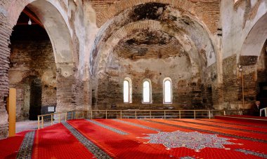 28.4.2021 iznik (Nicea). Bursa. Hindi. İznik 'teki Hagia Camii' nin içinde. Eski kilisenin mimari detayları ve Osmanlı İmparatorluğu 'nun erken dönemlerinde İslami camiye kapatılmış..