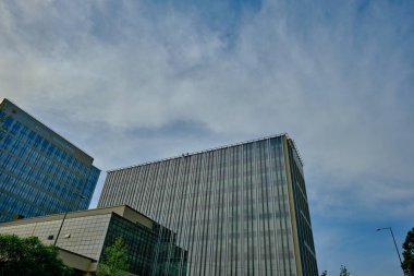 29.4.2021. Bursa. Hindi. Bursa 'da yeni kurulan adliye binası ve adalet sarayı beton köprünün ve mavi gökyüzünün arkasında..